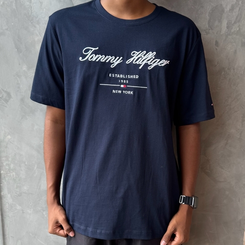 CAMISETA TOMMY HILFIGER CURSIVO BORDADO - AZUL MARINHO