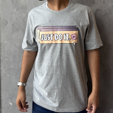 CAMISETA NIKE TEE ESTAMPADA - CINZA