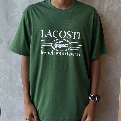 CAMISETA LACOSTE ESTAMPADA FRENCH SPORTSWEAR - VERDE