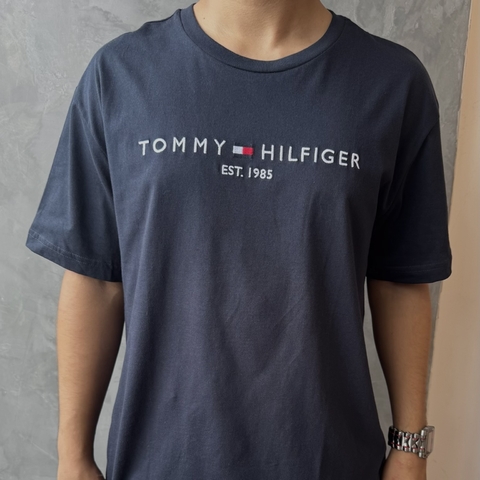 CAMISETA TOMMY HILFIGER CLASSICA LOGO - AZUL MARINHO