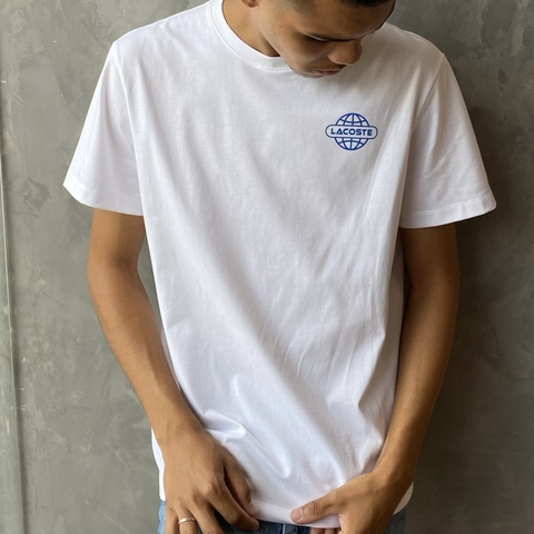 CAMISETA LACOSTE LOGO GLOBO - BRANCO
