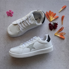 zapatilla cuerina con estrellas