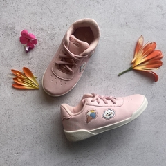 Zapatilla cuerina con apliques 22 al 28