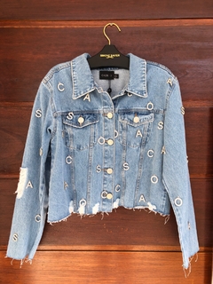 jaqueta jeans bordada letras caos