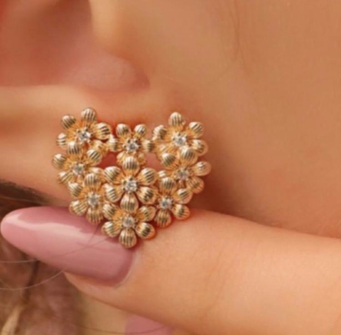 brinco coração em flores