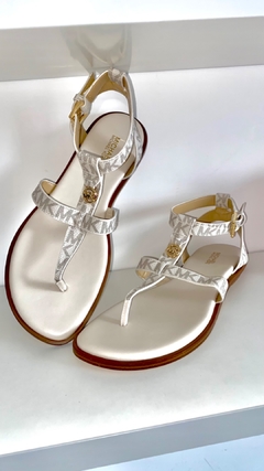 Rasteirinha Michael Kors, cor de Vanilla monogramada na internet