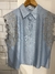Blusa azul detalhes