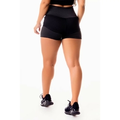 Short Fitness Academia Preto com Tela Dry Fit e Elástico Branco Cintura Alta na internet