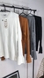 Blusa modal com detalhes na gola e punho flare na internet