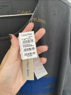 T-shirt Calvin Klein na tag na internet