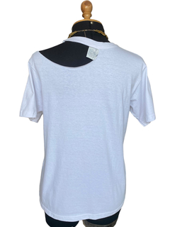 T-shirt bordada a mão Girl - Moda Circular da vê