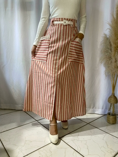 Saia Longa Maria Linho Listrada Bolso e Fenda Frontal