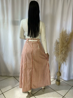 Saia Longa Maria Linho Listrada Bolso e Fenda Frontal - comprar online