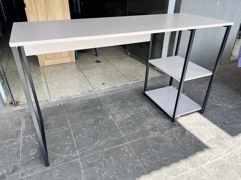 MESA MULTIUSO C/ PRATELEIRAS 1,37M X 0,50M PERFECT CINNAMON/PRETO