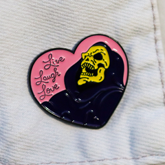 pin coração rosa esqueleto e frase live laugh love