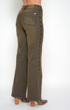 Pantalón ancho tachas