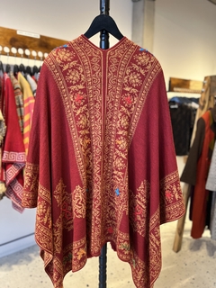 Ruana reversible bordada en internet
