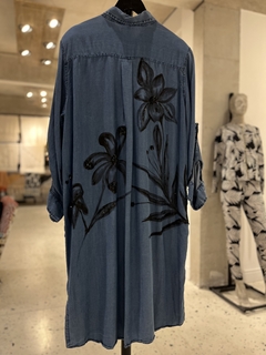 Imagen de Camisola Celestina bordada y pintada