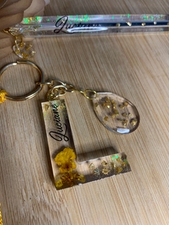 Imagem do Chaveiro Letra com Mini Pingente e Tassel