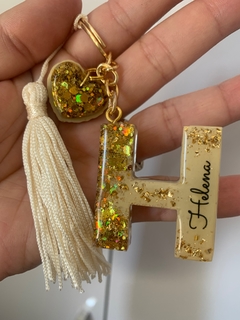 Imagem do Chaveiro Letra com Mini Pingente e Tassel