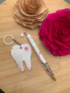 Kit chaveiro de dente G + Caneta - NK Resinas