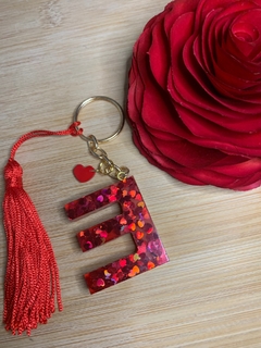 Chaveiro Letra com Mini Pingente e Tassel - comprar online
