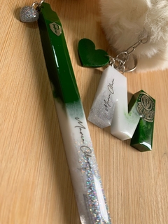 Imagem do Kit Chaveiro Letra e pompom + Caneta