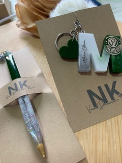 Kit Chaveiro Letra e pompom + Caneta