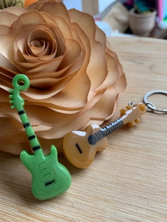 Chaveiro duplo Violão/Guitarra + Letra + Mini ping - comprar online