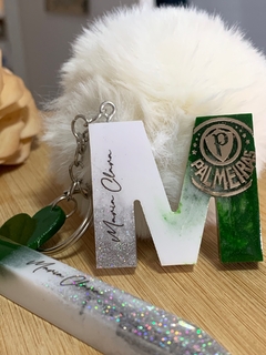 Kit Chaveiro Letra e pompom + Caneta - NK Resinas