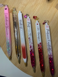 Caneta Personalizada com mini pingente - NK Resinas