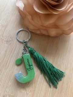 Chaveiro Letra com Mini Pingente e Tassel