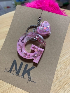 Chaveiro Personalizado com Pompom e Mini pingente - NK Resinas