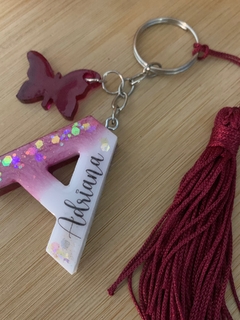 Chaveiro Letra com Mini Pingente e Tassel - comprar online