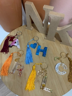 Chaveiro Letra com Mini Pingente e Tassel - loja online