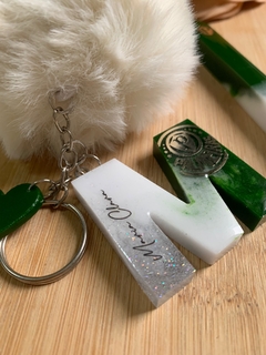 Kit Chaveiro Letra e pompom + Caneta na internet
