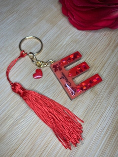 Chaveiro Letra com Mini Pingente e Tassel