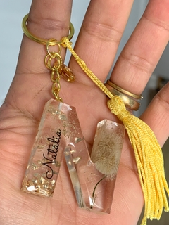 Chaveiro Letra com Mini Pingente e Tassel - comprar online