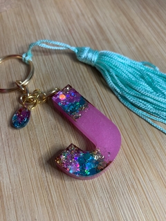 Chaveiro Letra com Mini Pingente e Tassel