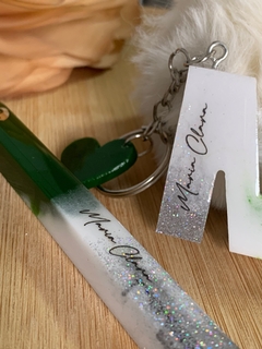 Kit Chaveiro Letra e pompom + Caneta - NK Resinas