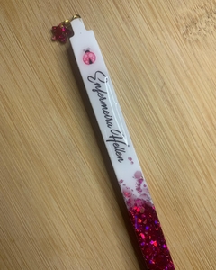 Caneta Personalizada com mini pingente - NK Resinas