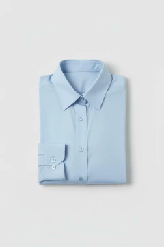 Blusa de vestir azul cielo con cuello clásico y botones frontales