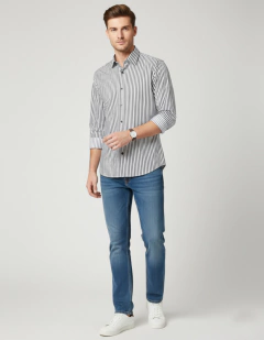 Camisa blanca con rayas negras verticales