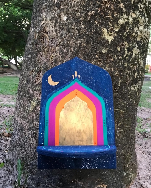 Altar laranja, violeta e verde água