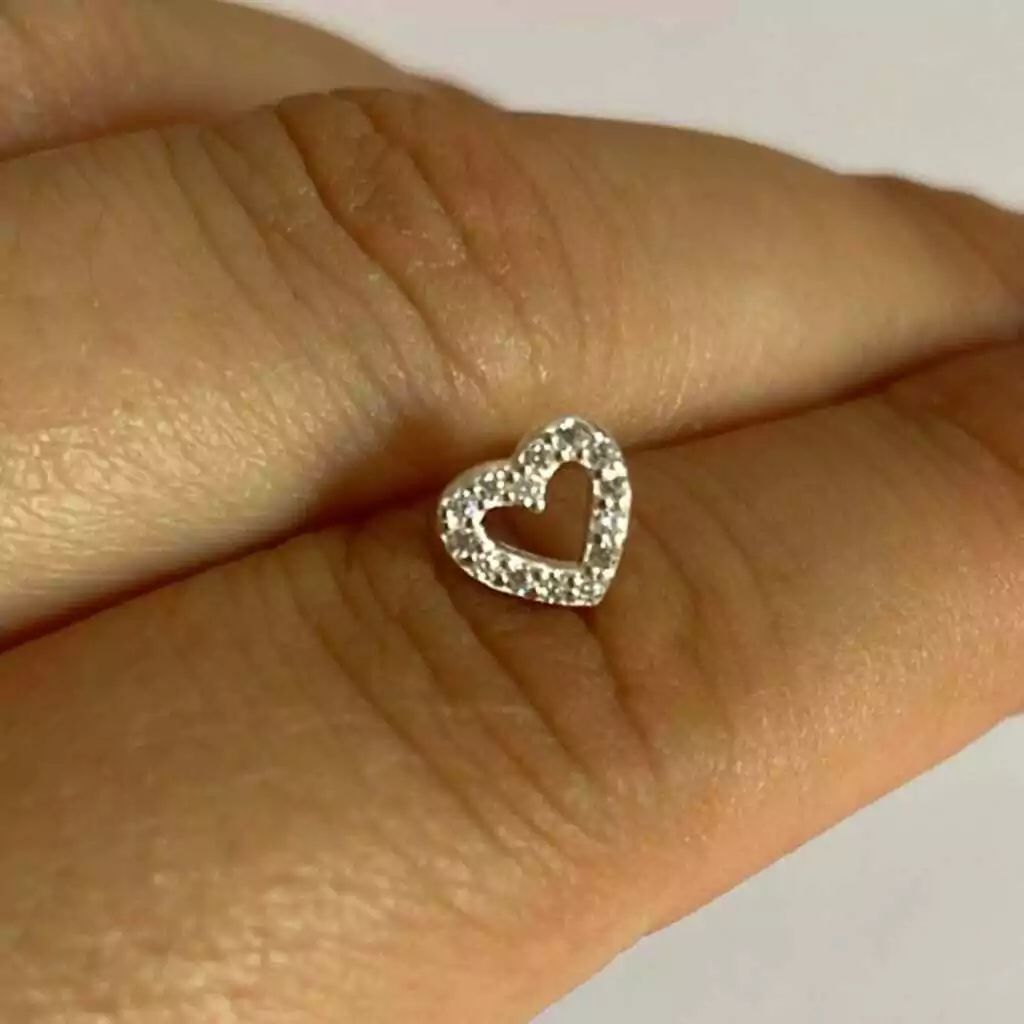Piercing Nariz,coração vazado cravejado
