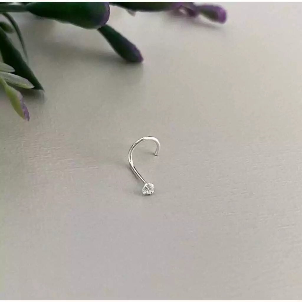 Piercing nariz ponto de luz