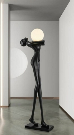 Escultura contemporânea com uma luminária na internet