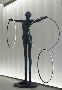 Escultura moderna contemporânea com luminária de argolas - comprar online