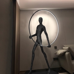 Escultura moderna com luminária redonda na internet