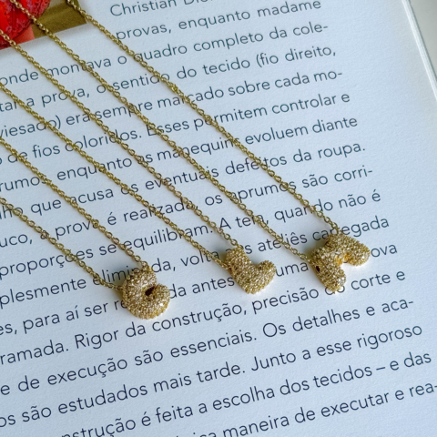 Colar mini letra cravejada